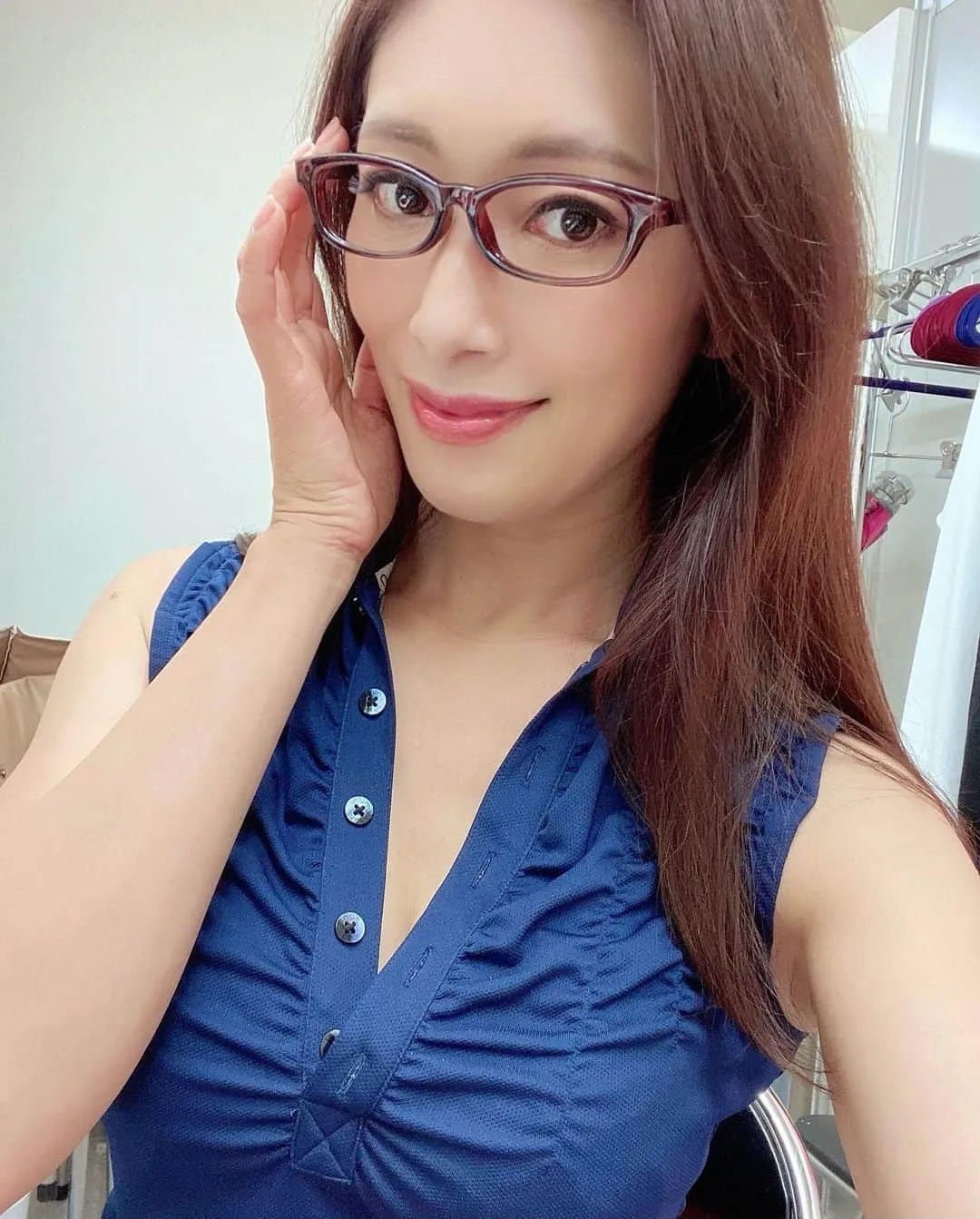 Reiko Kobayakawa ในลุคแฟชั่นสีน้ำเงิน