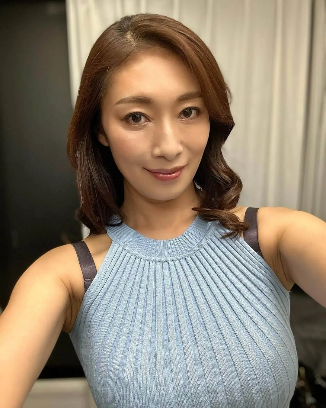 Reiko Kobayakawa ในลุคเสื้อเข้ารูปสีฟ้า