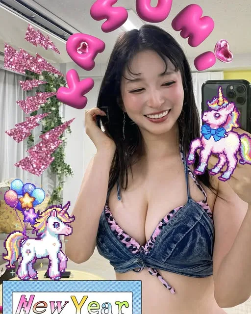 Tsukino Kasumi ในลุคแฟชั่นเดนิมเซ็กซี่จาก Instagram ทางการ
