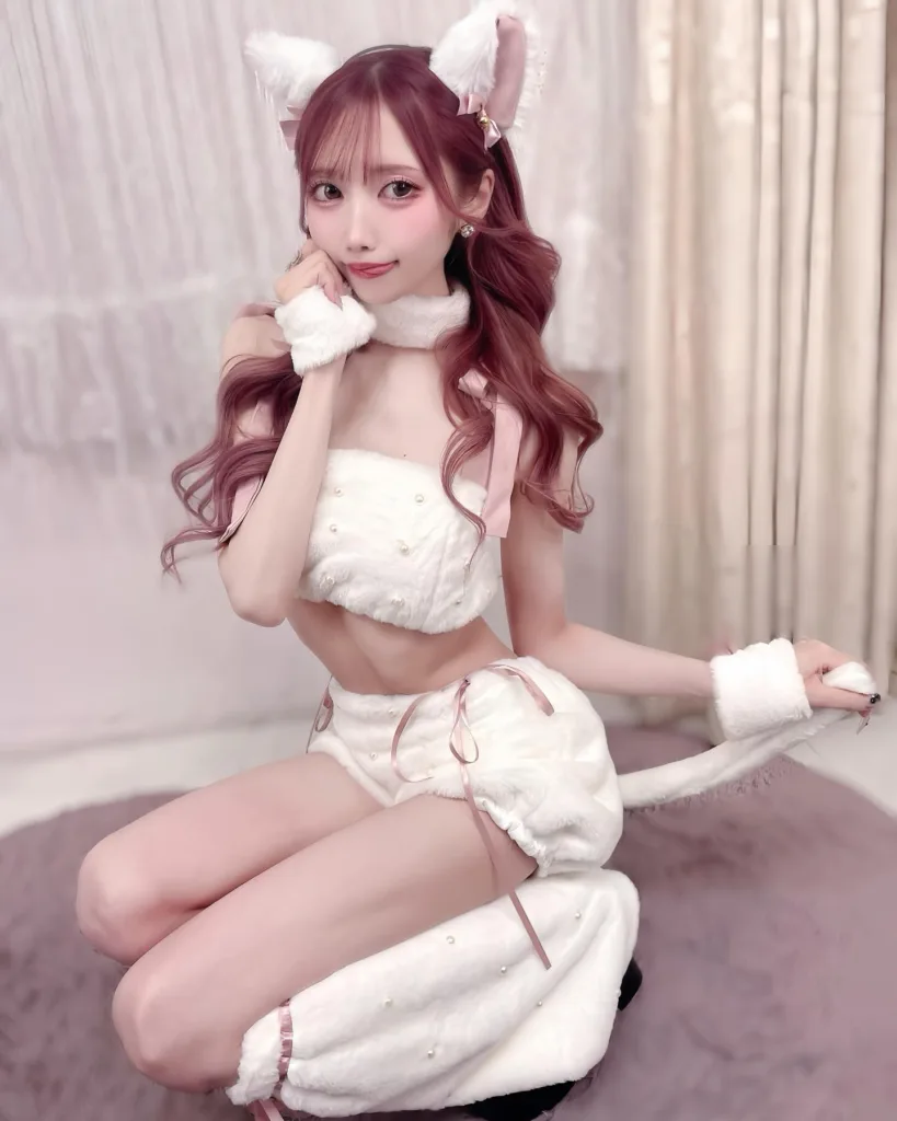 ลุคชุดสีขาวพร้อมหูแมว
